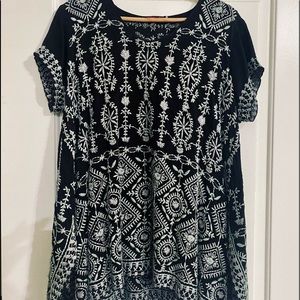 Johnny Was embroidered tunic- M. Black & white